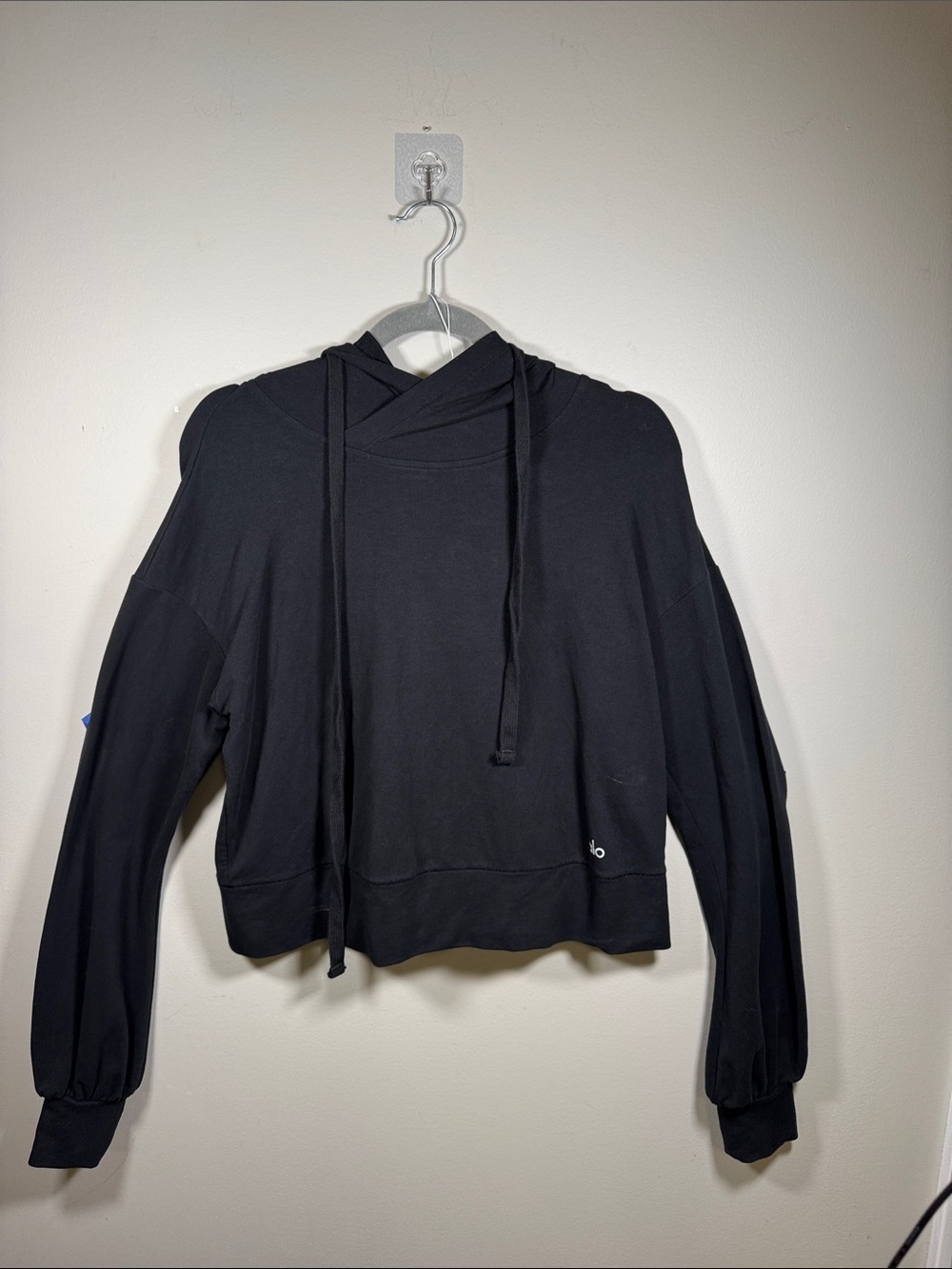 ALO Yoga Black Cropped Pullover Hoodie women’s size 8 med.